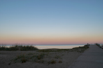 Obraz premium Grassy beach with a pier at sun set - Milwaukee, Wisconsin USA