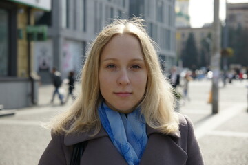 Fototapeta premium Beautiful blonde girl in the city. Sunny day. Business woman
