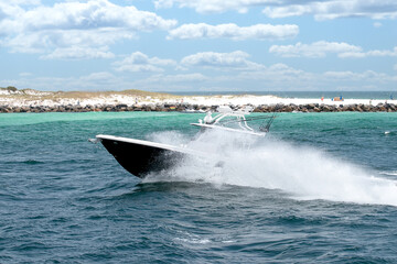 Fototapeta premium Schnellboot mit Bugwelle