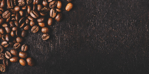 Obraz premium Coffee beans on rustic black background from above. Coffee shop creative menu design layout.