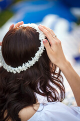 Naklejka premium The bride touches the tiara on her head