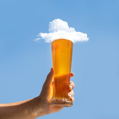 Man holding beer glass with cloud on it - obrazy, fototapety, plakaty