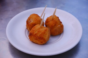Plato con tres croquetas de jamón
