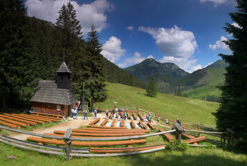 Polana Chochołowska - Tatry Zachodnie widok na Kominiarski Wierch i kapliczkę
