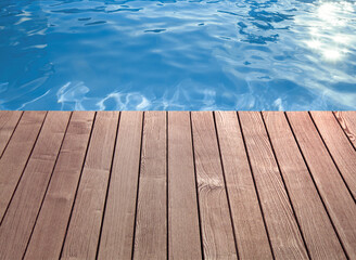 BORD DE PISCINE EN BOIS