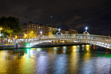 Obraz premium Dublin - August 2019: ha'penny bridge in the night