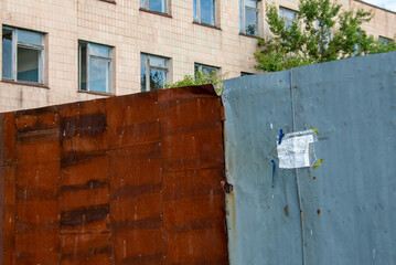 A piece of paper is glued to the fence with the inscription Quarantine