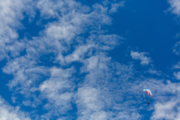 Tandemgleitschirm vor blauem Himmel
