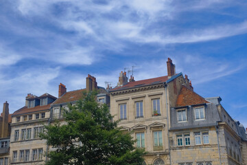 Fototapeta na wymiar Extérieur bâtiment ancien, ciel nuageux 