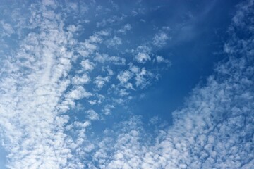 Wolkenformation an sonnigem Sommerhimmel