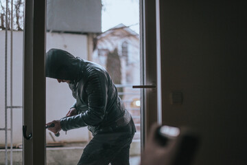 Housebreaker prepare for stealing while entering in the flat