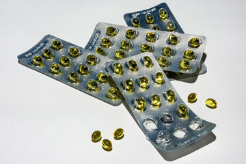 Cartelas de remédio espalhadas pela mesa