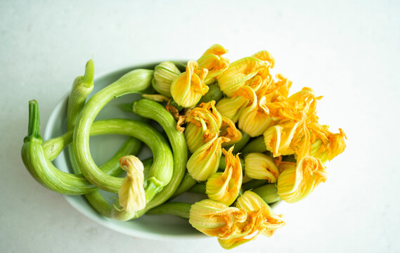 zucchine trombetta con fiore pronte da cuocere