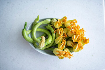 zucchine trombetta con fiore pronte da cuocere