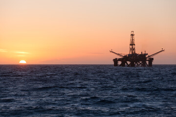 Obraz premium Offshore oil rig at sunset time