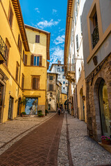 Fototapeta na wymiar Spoleto, splendida cittadina umbra, patria del Festival dei Due Mondi, manifestazione internazionale di musica, arte, cultura e spettacolo 