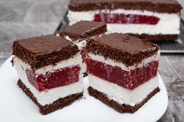 Delicious raspberry cake and sweet vanilla cream - Homemade cake