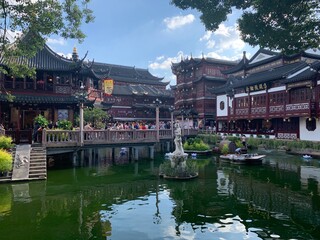 Etang d'un temple à Shanghai, Chine	