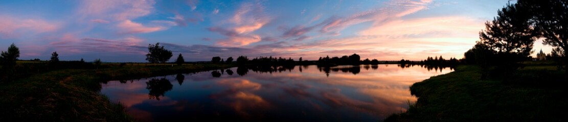 Fototapeta na wymiar beautiful sunrise on the autumn lake