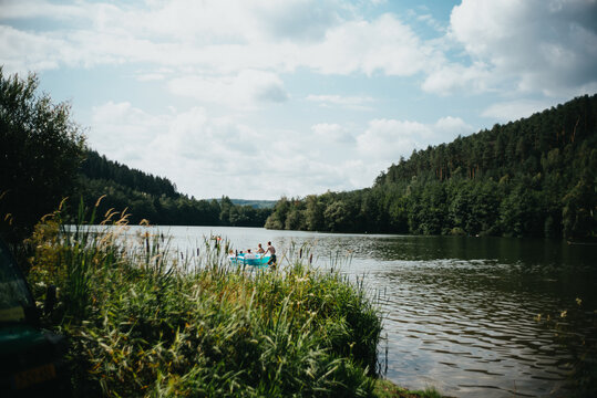 Paddeln mit dem Schlauchboot auf dem Marbachstausee im Odenwald in Hessen