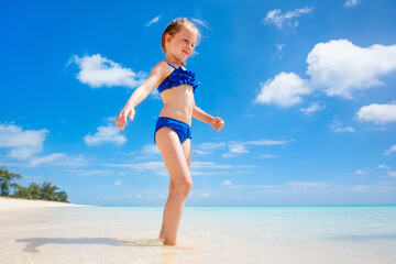 Naklejka premium Little girl on vacation