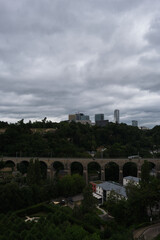 Obraz premium Old train bridge shot during cloudy summer day