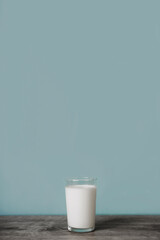 A glass of milk on the table. Chic version. テーブルの上のグラス一杯の牛乳。シックなバージョン