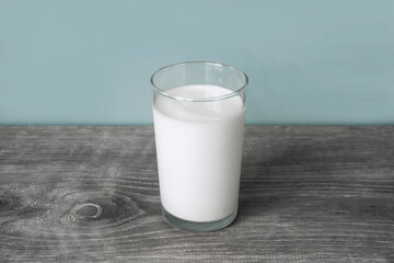 A glass of milk on the table. Chic version. テーブルの上のグラス一杯の牛乳。シックなバージョン