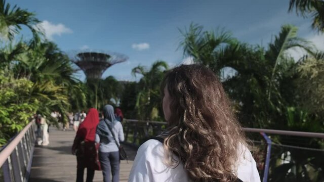 Woman tourist wants to visit Gardens by the Bay in Singapore