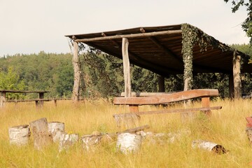 miejsce  odpoczynku  na  polanie  w  lesie © Mirosaw