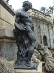 Fototapeta na wymiar statue in front of opera house