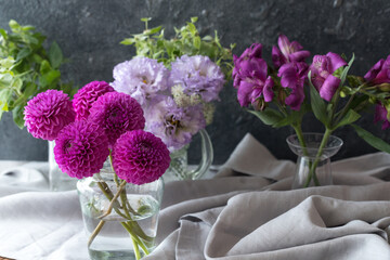 テーブルに飾ったダリア