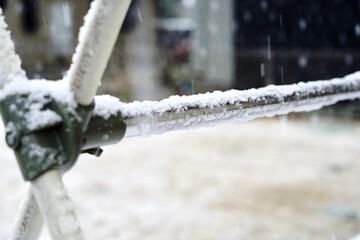 物干し竿に積雪