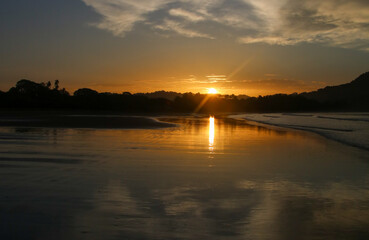 Obraz premium Colors of the sun in a sunrise over the beach