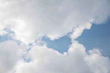 Obraz premium Blue Sky and White Fluffy Clouds