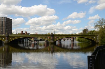 Naklejka premium Albert Bridge crossing the River Clyde in Glasgow, Scotland, UK