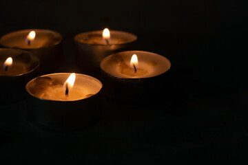 Obraz na płótnie Canvas candles that are lit in the dark