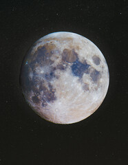 Zusammengesetztes Bild des Mondes und des sternenklaren Hintergrunds