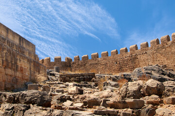 Fototapeta premium Top of the Acropolis of Lindos, the ancient Hellenistic wall and the ruins of the temple 