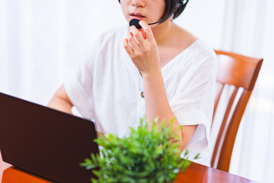 自宅リビングでインカムを使ってオンラインミーティング【ウィズコロナのニューノーマル】