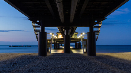 unter der Seebrücke Heringsdorf auf Usedom bei Nacht