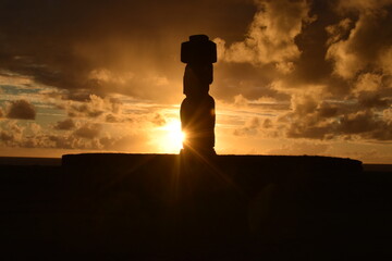 Moai al atardecer en Isla de Pascua, Chile