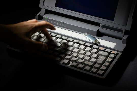 古い日本のノートパソコンのイメージ