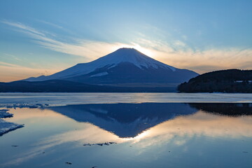Fototapeta na wymiar 夕暮れの富士山と山中湖、山梨県南都留郡山中湖村にて