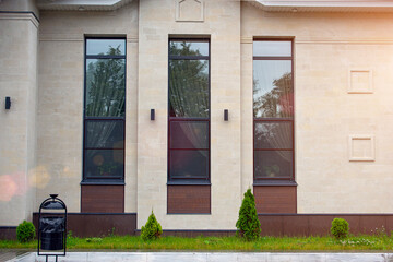 Naklejka premium the front part of the building is a porch