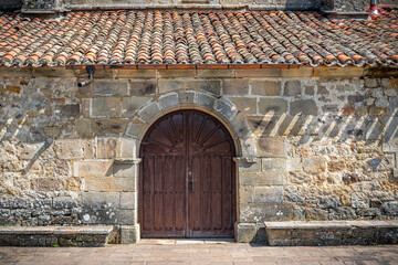 puerta antigua con mucha historia en España
