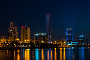 Fototapeta na wymiar night city-Yekaterinburg and lights reflected in the Bay