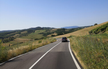 viaggiare in auto sulle strade sinuose della toscana in italia