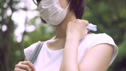 汗を拭くビジネスウーマン