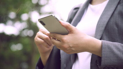 スマートフォンを操作するビジネスウーマン